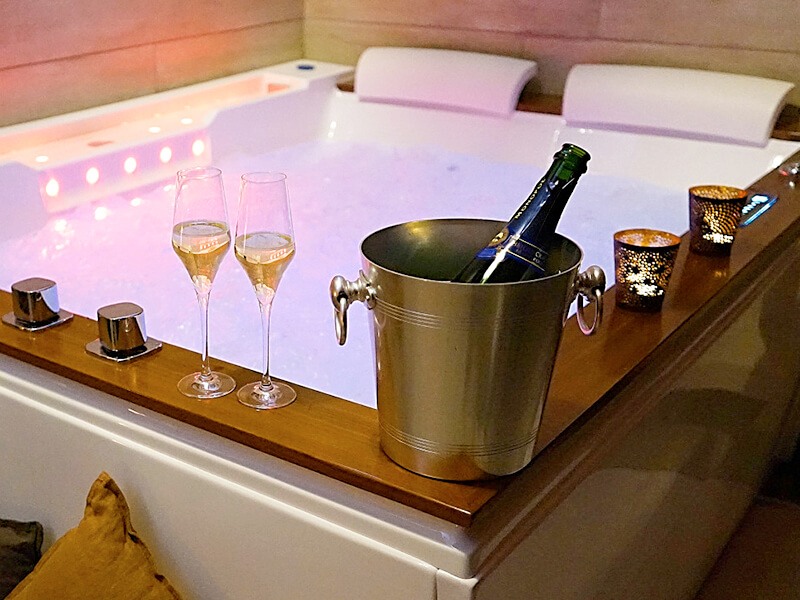 La Petite Maison - Balnéo bain à remous baignoire double - Les Échappées Romantiques - Chambres d'hôtes de charme près de Nantes en Loire-Atlantique (44)